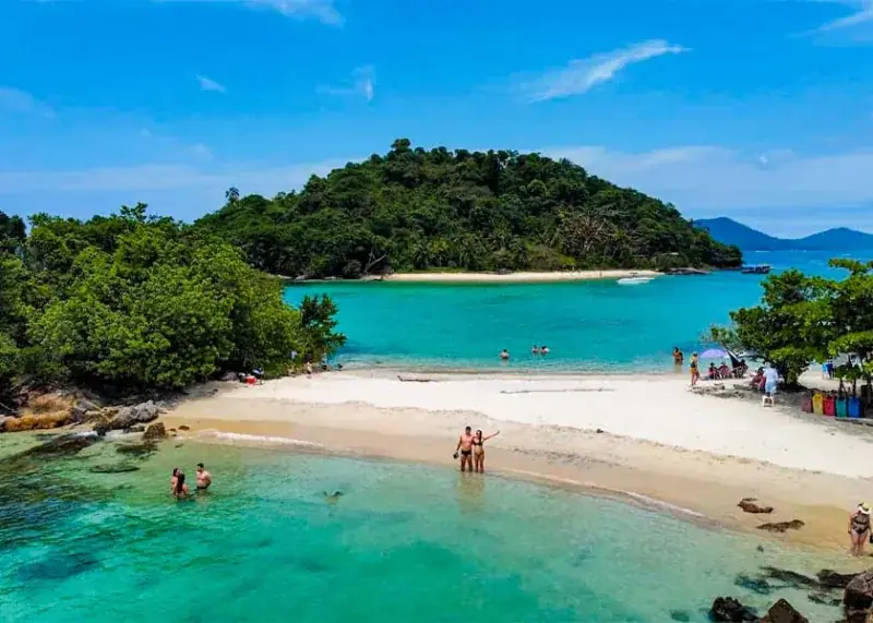 Island with a white-sand beach in Angra dos Reis