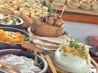 Mesa de petiscos e pastas servida a bordo
