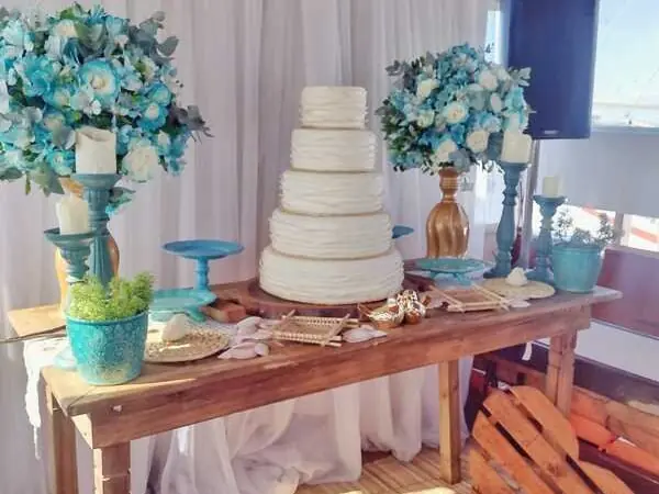 Cake table decorated with blue and white arrangements