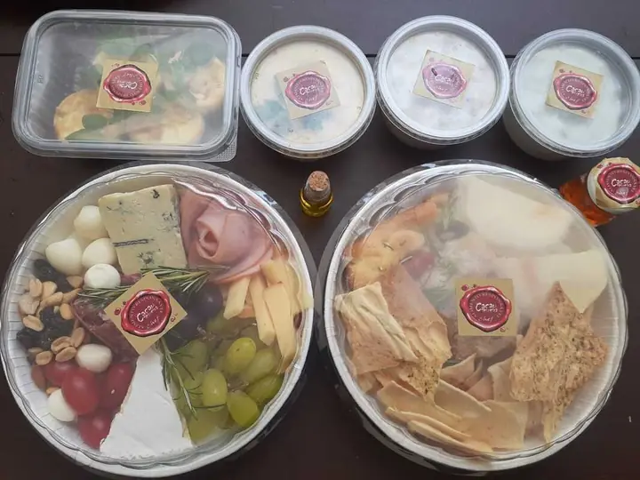 Gourmet kit with preserves, cold cuts, cheese and bread