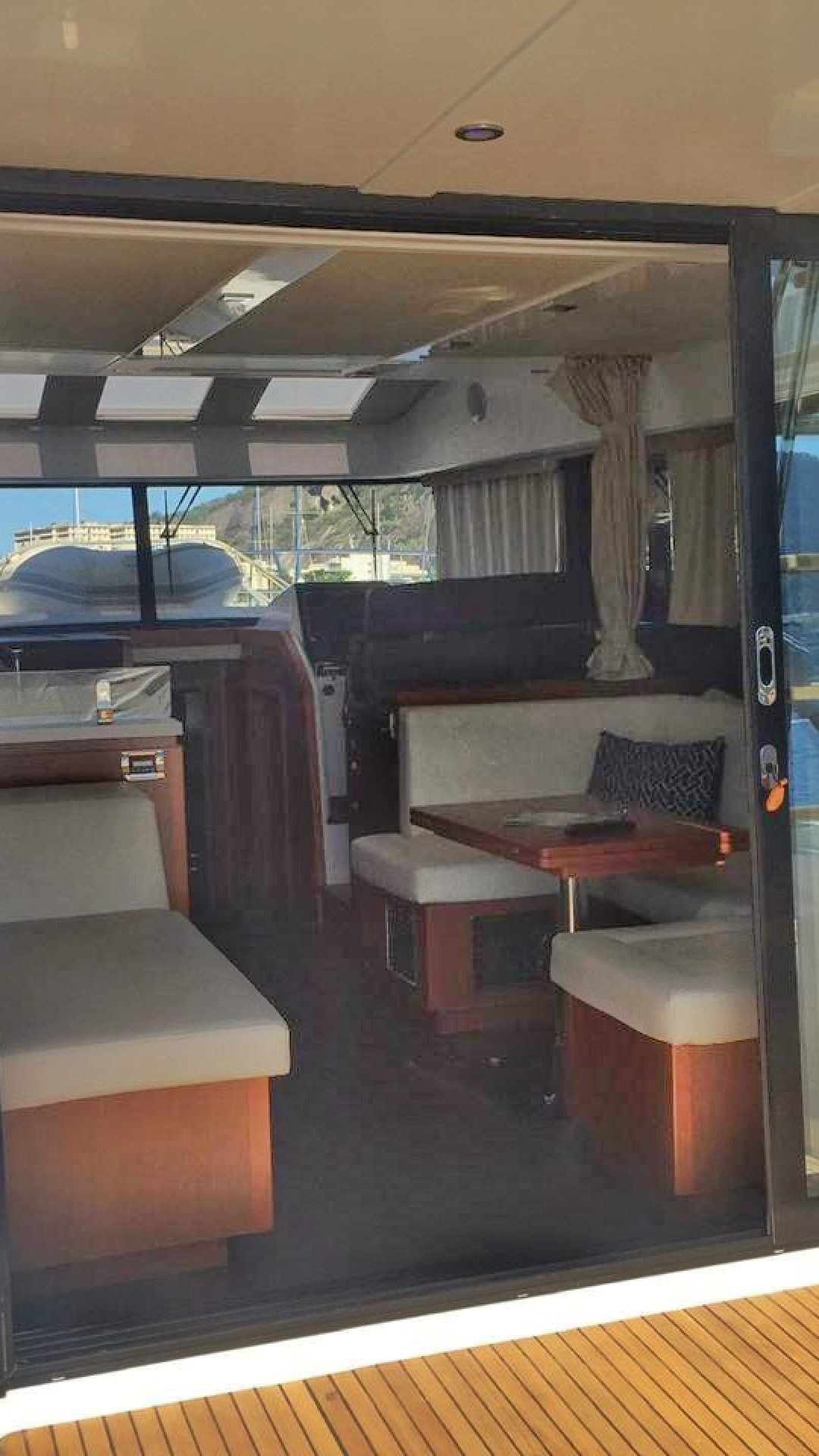 Lancha-Beneteau-43-Externa-salao