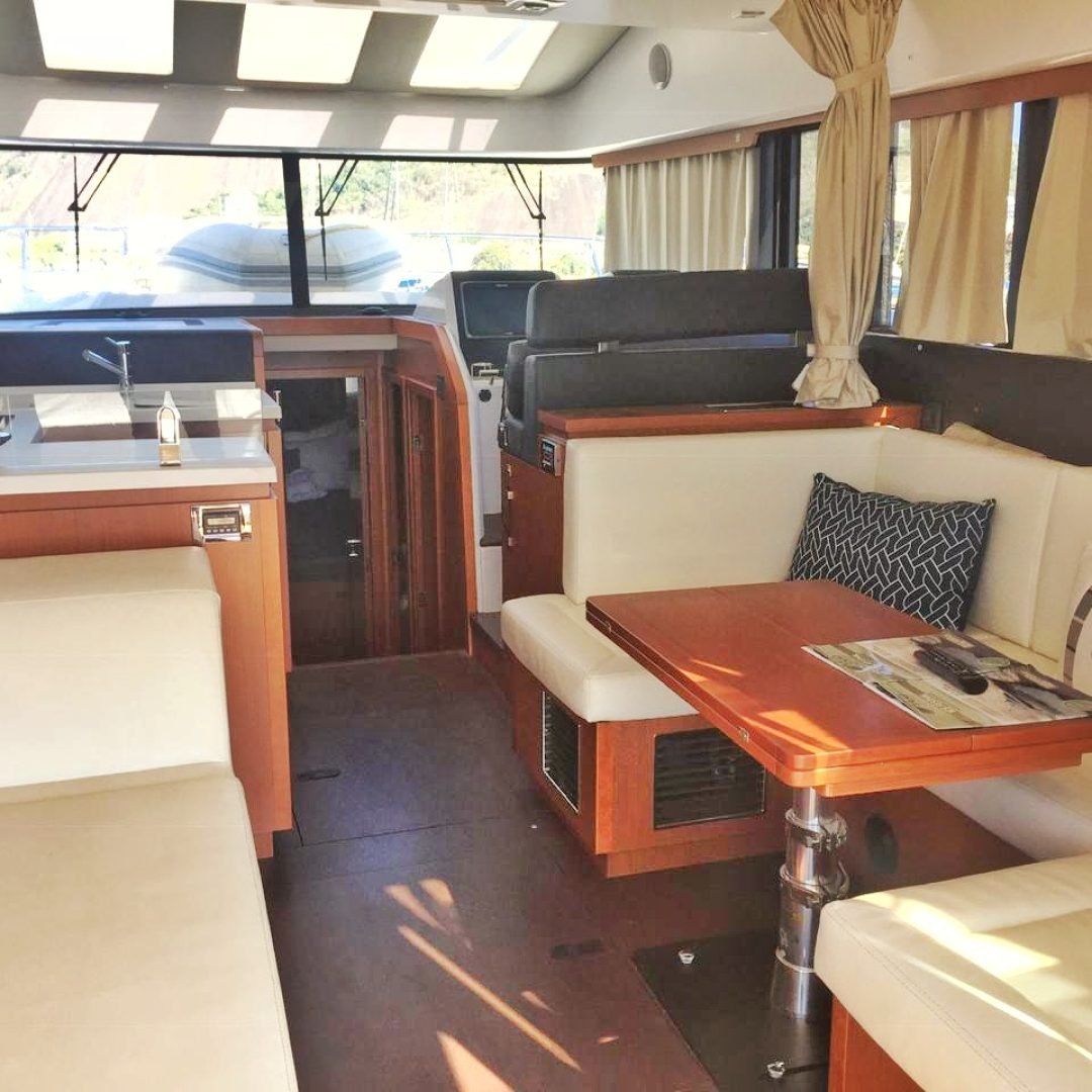Lancha-Beneteau-43-Interna-salao