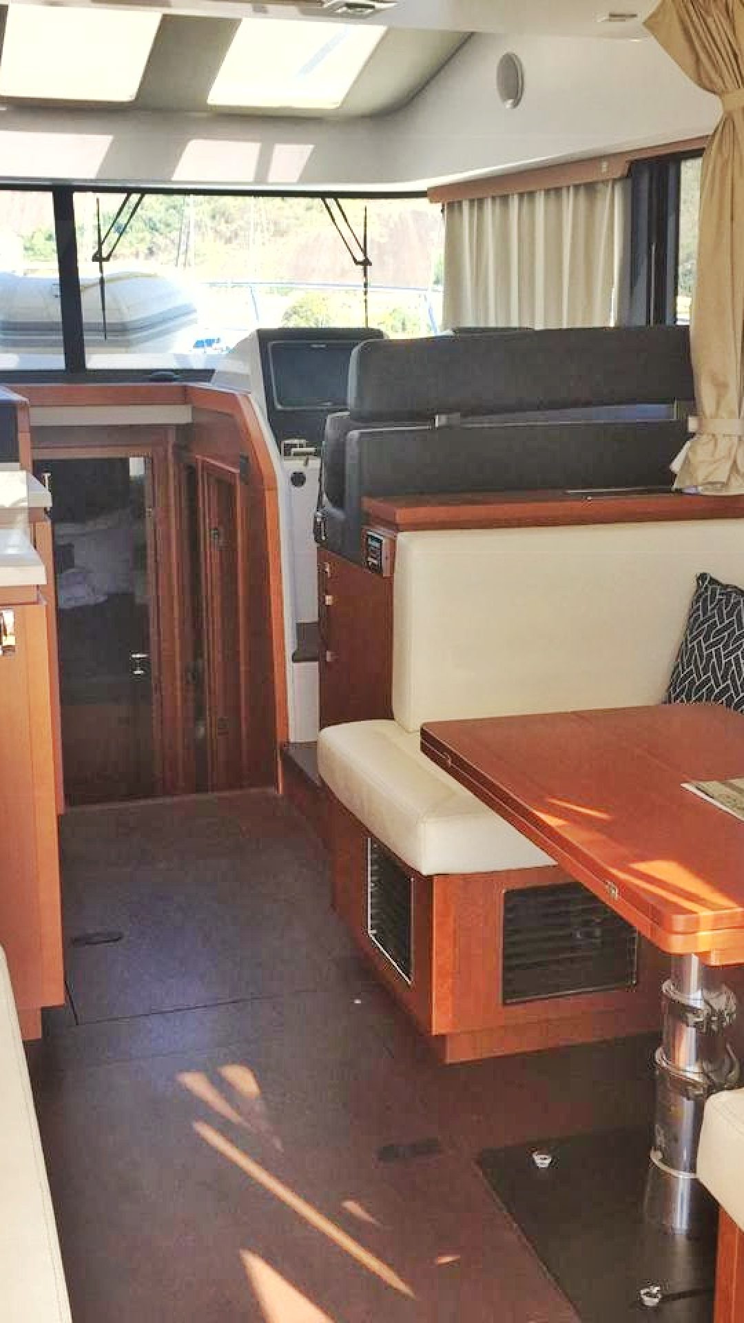 Lancha-Beneteau-43-Interna-salao